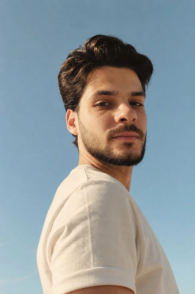 Leonardo Candiani sob o céu azul